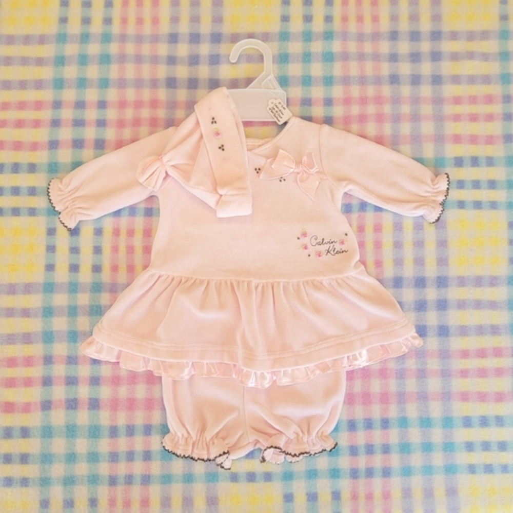 CALVIN KLEIN ♡ Sweet Velvety Pink Baby Girl Embroidered Floral 3pc Layette 0-3M